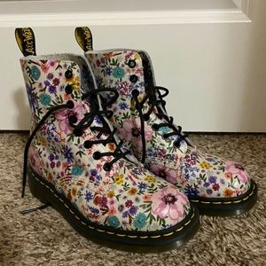 Dr.Martens flower boots!